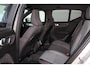 Volvo XC40 B3 Plus Dark - IntelliSafe Assist & Surround - 360º Camera - Harman/Kardon audio - Verwarmde voorstoelen & stuur - Parkeersensoren voor & achter - Elektr. bedienb. voorstoelen met geheugen links - Draadloze tel. lader - Extra getint glas - 19' LMV