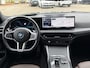 BMW 3-Serie Touring 330e M-SPORT ** ADAPT, LED, LEDER, HuD, MEM, ACC, TREKH, H&K SOUND, 19-inch LMV ** 1e EIG - BMW GAR. t/m 11-2029 ** ** INFORMEER OOK NAAR ONZE AANTREKKELIJKE FINANCIAL-LEASE TARIEVEN **