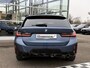 BMW 3-Serie Touring 330e M-SPORT ** ADAPT, LED, LEDER, HuD, MEM, ACC, TREKH, H&K SOUND, 19-inch LMV ** 1e EIG - BMW GAR. t/m 11-2029 ** ** INFORMEER OOK NAAR ONZE AANTREKKELIJKE FINANCIAL-LEASE TARIEVEN **