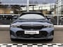 BMW 3-Serie Touring 330e M-SPORT ** ADAPT, LED, LEDER, HuD, MEM, ACC, TREKH, H&K SOUND, 19-inch LMV ** 1e EIG - BMW GAR. t/m 11-2029 ** ** INFORMEER OOK NAAR ONZE AANTREKKELIJKE FINANCIAL-LEASE TARIEVEN **