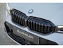 BMW 3-Serie Touring 330e M Sport | M Kuipstoelen | HUD | Stoelverwarming | 19'' lm velgen | Elektrisch verstelbare stoelen incl. geheugen | Panoramisch schuif/kanteldak | Climate Control | Parkeercamera | Apple CarPlay | HiFi | Adaptieve cruise control |