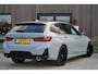 BMW 3-Serie Touring 330e M Sport | M Kuipstoelen | HUD | Stoelverwarming | 19'' lm velgen | Elektrisch verstelbare stoelen incl. geheugen | Panoramisch schuif/kanteldak | Climate Control | Parkeercamera | Apple CarPlay | HiFi | Adaptieve cruise control |