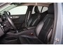 Volvo XC40 T4 Recharge Ultimate Dark - Panorama/schuifdak - Harman/Kardon audio - Parkeercamera achter - Verwarmde voorstoelen & stuur - Parkeersensoren voor & achter - Elektr. bedienb. voorstoelen met geheugen links - Draadloze tel. lader - Cruise control - Extra getint glas - 20' LMV