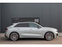 Audi Q8 55 TFSI e Quattro S-Line 394PK NL AUTO | ACC | 360 Cam | Massage + Ventilatie + | Softclose | Carbon | Stoel & Bankverwarming | Lane & Side Assist | Pano | Park Assist | B&O | Head Up | 23"| Matrix | E.TH 3500KG | BTW | Luchtvering | Vierwielbesturing | N.P €140.975,- | Apple & Android Carplay | Fabrieksgarantie.