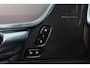 Volvo V90 T8 Recharge AWD Ultra Dark - Panorama/schuifdak - IntelliSafe Assist & Surround - 360º Camera - Harman/Kardon audio - Adaptieve LED koplampen - Verwarmde voorstoelen, stuur & achterbank - Parkeersensoren voor & achter - Elektr. bedienb. voorstoelen met geheugen - Head up display - Elektr. inklapbare trekhaak - 19' LMV