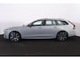 Volvo V90 T8 Recharge AWD Ultra Dark - Panorama/schuifdak - IntelliSafe Assist & Surround - 360º Camera - Harman/Kardon audio - Adaptieve LED koplampen - Verwarmde voorstoelen, stuur & achterbank - Parkeersensoren voor & achter - Elektr. bedienb. voorstoelen met geheugen - Head up display - Elektr. inklapbare trekhaak - 19' LMV