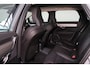 Volvo V90 T8 Recharge AWD Ultra Dark - Panorama/schuifdak - IntelliSafe Assist & Surround - 360º Camera - Harman/Kardon audio - Adaptieve LED koplampen - Verwarmde voorstoelen, stuur & achterbank - Parkeersensoren voor & achter - Elektr. bedienb. voorstoelen met geheugen - Head up display - Elektr. inklapbare trekhaak - 19' LMV
