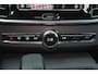Volvo V90 T8 Recharge AWD Ultra Dark - Panorama/schuifdak - IntelliSafe Assist & Surround - 360º Camera - Harman/Kardon audio - Adaptieve LED koplampen - Verwarmde voorstoelen, stuur & achterbank - Parkeersensoren voor & achter - Elektr. bedienb. voorstoelen met geheugen - Head up display - Elektr. inklapbare trekhaak - 19' LMV