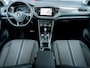 Volkswagen T-Roc 1.5 TSI UNITED | Trekhaak | Navigatie | Adaptieve Cruise Control | Parkeersensoren | DAB+ | Climate Control | Apple Carplay | Android Auto | Metallic Lak | Privacy Glas | 17'' Lichtmetalen Velgen |