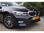 BMW 3-Serie 320i Business Edition Autom Navi Clima Apple Carplay LED Koplampen Cruise 2X PDC LMV Trekhaak ENZ NL Auto.