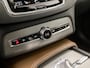 Volvo XC90 2.0 T8 Twin Engine AWD Inscription 7 Persoons 408Pk Automaat (PANORAMADAK, LUCHTVERING, HEAD-UP DISPLAY, MEMORY SEATS, HARMAN/KARDON, CAMERA, KEYLESS, ADAPTIVE CRUISE, APPLE CARPLAY, BRUIN LEDER, NIEUWSTAAT)