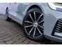 Volvo V60 2.0 T8 Plug-in hybrid AWD Plus Dark | Google | Long Range | Stoelventilatie | Schuif-/Kanteldak | Head-up Display | Getint Glas | Elek. Stoelen | Stoel-/Stuurverwarming | Harman Kardon Audio | Keyless Entry | Dodehoekdetectie | Elek. Achterklep | Zitverlenging | Memory | 18" LM