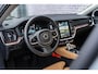 Volvo V60 2.0 T8 Plug-in hybrid AWD Plus Dark | Google | Long Range | Stoelventilatie | Schuif-/Kanteldak | Head-up Display | Getint Glas | Elek. Stoelen | Stoel-/Stuurverwarming | Harman Kardon Audio | Keyless Entry | Dodehoekdetectie | Elek. Achterklep | Zitverlenging | Memory | 18" LM