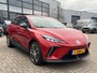 MG 4 MG4 Electric Luxury 64 kWh 204 pk Navigatie Camera Warmtepomp Carplay Stoelverwarming Elek Stoel Keyless Getint Glas NL Auto 3-fase laden fabrieksgarantie tot 01/2031