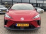 MG 4 MG4 Electric Luxury 64 kWh 204 pk Navigatie Camera Warmtepomp Carplay Stoelverwarming Elek Stoel Keyless Getint Glas NL Auto 3-fase laden fabrieksgarantie tot 01/2031
