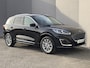 Ford Kuga 2.5 PHEV Plug-in Vignale Automaat / Dealer Onderhouden / 1.500kg Trekgewicht / HUD / Driver Assistance Pack / Technology Pack / Stuur-, Stoel en Achterbank verwarming / Adaptieve CC / Apple Carplay Android Auto / Elektrische achterklep /