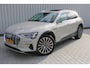 Audi E-tron 55 quattro 95 kWh | Incl. garantie12 maanden | 100% onderhouden | Stoelverwarming + ventilatie | Bang & Olufsen | Panoramadak | Head-up display | Camera spiegels | 360° camera | 408 PK | Adaptieve cruise |