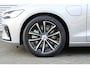 Volvo V60 T6 Plug-in hybrid AWD Plus Dark | Trekhaak | Harman Kardon Premium Sound | Semi Elektrische Trekhaak | Elektrisch Verstelbare Voorstoelen met Geheugen | Stoel- en Stuurverwarming | 360° Camera | Adaptive Cruise Control | Pilot Assist