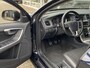 Volvo V60 2.0 T3 Momentum / NL-Auto / 1e-Eigenaar / Dealer-Onderhouden / Standkachel / Stoelverwarming / Elektr.-Stoelen met Geheugen / Cruise-Control / Climate-Control / Dodehoek-Detectie / Radio-Bluetooth / Navi / Armsteun V+A / PDC-Achter / 17'' LMV / ENZ.