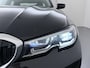 BMW 3-Serie 320i 2.0T 184pk AUT-8 Navi-Pro Apple Carplay Android Bordherk. Sport Line Shadow-Line Sportstoel+ 1/2 Leer PDC-a+v Teleservice Dual-ECC Business Edition HiFi+9speakers Drive-Assist LED Connected-Services LED Live Cockpit Pro Active guard DAB WiFi 1600kg trekvermogen