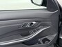 BMW 3-Serie 320i 2.0T 184pk AUT-8 Navi-Pro Apple Carplay Android Bordherk. Sport Line Shadow-Line Sportstoel+ 1/2 Leer PDC-a+v Teleservice Dual-ECC Business Edition HiFi+9speakers Drive-Assist LED Connected-Services LED Live Cockpit Pro Active guard DAB WiFi 1600kg trekvermogen