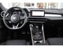Alfa Romeo Tonale 1.5T 160PK Hybrid VELOCE | PANORAMISCH SCHUIF/KANTEL DAK | PREMIUM PACK: LEDEREN BEKLEDING/GEVENTILEERDE VOORSTOELEN/4-VOUDIG ELEKTRISCH VERSTELBARE LENDESTEUN VOORSTOELEN/HOOGGLANS ZWARTE RAAMOMLIJSTING/AMBIENT LIGHTING | TECHNOLOGY PACK: PARKEERWAARSCHUWING VOOR EN ACHTER/360° CAMERA/AUTOMATISCH INPARKEREN/ AUTONOMOUS DRIVING LEVEL 2: ADAPTIVE CRUISE CONTROL/LANE CENTERING ASSIST/TRAFFIC JAM ASSIST DODEHOEK DETECTIE AUTOMATISCH DIMMENDE BUITENSPIEGELS ELEKTRISCH BEDIENBARE ACHTERKLEP | WINTERPACK: STOELVERWARMING VOOR/STUURVERWARMING/VERWARMBARE RUITENSPROEIERS | HARMAN KARDON SOUND SYSTEM | 20" LICHTMETALEN VELGEN "GRAPHITE GREY" | DRAADLOZE TELEFOONLADER | NAVIGATIE | DRAADLOZE APPLE CARPLAY/ANDROID AUTO | FULL LED MATRIX KOPLAMPEN |
