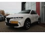 Alfa Romeo Tonale 1.5T 160PK Hybrid VELOCE | PANORAMISCH SCHUIF/KANTEL DAK | PREMIUM PACK: LEDEREN BEKLEDING/GEVENTILEERDE VOORSTOELEN/4-VOUDIG ELEKTRISCH VERSTELBARE LENDESTEUN VOORSTOELEN/HOOGGLANS ZWARTE RAAMOMLIJSTING/AMBIENT LIGHTING | TECHNOLOGY PACK: PARKEERWAARSCHUWING VOOR EN ACHTER/360° CAMERA/AUTOMATISCH INPARKEREN/ AUTONOMOUS DRIVING LEVEL 2: ADAPTIVE CRUISE CONTROL/LANE CENTERING ASSIST/TRAFFIC JAM ASSIST DODEHOEK DETECTIE AUTOMATISCH DIMMENDE BUITENSPIEGELS ELEKTRISCH BEDIENBARE ACHTERKLEP | WINTERPACK: STOELVERWARMING VOOR/STUURVERWARMING/VERWARMBARE RUITENSPROEIERS | HARMAN KARDON SOUND SYSTEM | 20" LICHTMETALEN VELGEN "GRAPHITE GREY" | DRAADLOZE TELEFOONLADER | NAVIGATIE | DRAADLOZE APPLE CARPLAY/ANDROID AUTO | FULL LED MATRIX KOPLAMPEN |