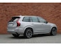 Volvo XC90 T8 Recharge AWD Ultra Dark | Panoramadak met schuif-/kantelfunctie | Elektrisch verstelbare stoelen met geheugenfunctie | 360 graden camera | Premium audio by Harman Kardon | Stoel- /stuurwielverwarming | Verwarmde achterbank | 21 inch lichtmetalen velgen | Driver assist