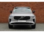 Volvo XC90 T8 Recharge AWD Ultra Dark | Panoramadak met schuif-/kantelfunctie | Elektrisch verstelbare stoelen met geheugenfunctie | 360 graden camera | Premium audio by Harman Kardon | Stoel- /stuurwielverwarming | Verwarmde achterbank | 21 inch lichtmetalen velgen | Driver assist