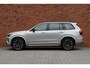Volvo XC90 T8 Recharge AWD Ultra Dark | Panoramadak met schuif-/kantelfunctie | Elektrisch verstelbare stoelen met geheugenfunctie | 360 graden camera | Premium audio by Harman Kardon | Stoel- /stuurwielverwarming | Verwarmde achterbank | 21 inch lichtmetalen velgen | Driver assist