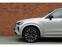 Volvo XC90 T8 Recharge AWD Ultra Dark | Panoramadak met schuif-/kantelfunctie | Elektrisch verstelbare stoelen met geheugenfunctie | 360 graden camera | Premium audio by Harman Kardon | Stoel- /stuurwielverwarming | Verwarmde achterbank | 21 inch lichtmetalen velgen | Driver assist