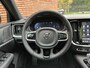 Volvo V60 T6 Plug-in hybrid AWD Plus Dark | Stoelverwarming voor/achter | Verwarmbaar stuurwiel | Elektrisch verstelbare stoelen met memory functie | Extra getint glas achter | Harman Kardon geluidsinstallatie | Keyless entry | 19'' Lichtmetalen velgen | Panoramisch dak met Schuif-/Kantel functie