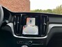 Volvo V60 T6 Plug-in hybrid AWD Plus Dark | Stoelverwarming voor/achter | Verwarmbaar stuurwiel | Elektrisch verstelbare stoelen met memory functie | Extra getint glas achter | Harman Kardon geluidsinstallatie | Keyless entry | 19'' Lichtmetalen velgen | Panoramisch dak met Schuif-/Kantel functie