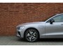 Volvo V60 T6 Plug-in hybrid AWD Plus Dark | Stoelverwarming voor/achter | Verwarmbaar stuurwiel | Elektrisch verstelbare stoelen met memory functie | Extra getint glas achter | Harman Kardon geluidsinstallatie | Keyless entry | 19'' Lichtmetalen velgen | Panoramisch dak met Schuif-/Kantel functie