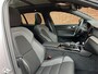 Volvo V60 T6 Plug-in hybrid AWD Plus Dark | Stoelverwarming voor/achter | Verwarmbaar stuurwiel | Elektrisch verstelbare stoelen met memory functie | Extra getint glas achter | Harman Kardon geluidsinstallatie | Keyless entry | 19'' Lichtmetalen velgen | Panoramisch dak met Schuif-/Kantel functie