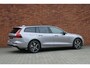 Volvo V60 T6 Plug-in hybrid AWD Plus Dark | Stoelverwarming voor/achter | Verwarmbaar stuurwiel | Elektrisch verstelbare stoelen met memory functie | Extra getint glas achter | Harman Kardon geluidsinstallatie | Keyless entry | 19'' Lichtmetalen velgen | Panoramisch dak met Schuif-/Kantel functie
