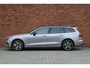 Volvo V60 T6 Plug-in hybrid AWD Plus Dark | Stoelverwarming voor/achter | Verwarmbaar stuurwiel | Elektrisch verstelbare stoelen met memory functie | Extra getint glas achter | Harman Kardon geluidsinstallatie | Keyless entry | 19'' Lichtmetalen velgen | Panoramisch dak met Schuif-/Kantel functie