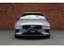 Volvo V60 T6 Plug-in hybrid AWD Plus Dark | Stoelverwarming voor/achter | Verwarmbaar stuurwiel | Elektrisch verstelbare stoelen met memory functie | Extra getint glas achter | Harman Kardon geluidsinstallatie | Keyless entry | 19'' Lichtmetalen velgen | Panoramisch dak met Schuif-/Kantel functie