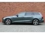 Volvo V60 T6 Plug-in hybrid AWD Plus Dark | Stoelen voor verwarmbaar | Stuurwiel verwarmbaar | Elektrisch verstelbare stoelen met memory functie | Bowers&Wilkins geluidsinstallatie | Panoramisch dak met schuif-/kantel functie | Extra getint glas achter | 360 graden camera | 18'' Lichtmetalen velgen | Adaptieve cruise control |