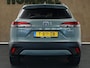 Toyota Corolla Cross 2.0 High Power Hybrid First Edition - ORIGINEEL NEDERLANDSE AUTO - AFKOMSTIG VAN 1E EIGENAAR - ELEKTRISCHE ACHTERKLEP - NAVIGATIE - VOORSTOELEN VERWARMD - DRAADLOZE TELEFOONLADER - DODEHOEK DETECTIE - PARKEERSENSOREN VOOR/ ACHTER