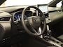 Toyota Corolla Cross 2.0 High Power Hybrid First Edition - ORIGINEEL NEDERLANDSE AUTO - AFKOMSTIG VAN 1E EIGENAAR - ELEKTRISCHE ACHTERKLEP - NAVIGATIE - VOORSTOELEN VERWARMD - DRAADLOZE TELEFOONLADER - DODEHOEK DETECTIE - PARKEERSENSOREN VOOR/ ACHTER