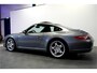 Porsche 911 3.8 Carrera S 261kW/355pk Tiptronic YOUNGTIMER! SPORT CHRONO + OPEN DAK + CRUISE + CD-WISSELAAR + PORSCHE PCM NAVIGATIE + BOSE + LEER + SPORTUITLAAT MET KLEP + BI-XENON VERLICHTING + STOELVERWARMING + PARKSENSOREN V&A + 19" LM-VELGEN!!