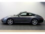 Porsche 911 3.8 Carrera S 261kW/355pk Tiptronic YOUNGTIMER! SPORT CHRONO + OPEN DAK + CRUISE + CD-WISSELAAR + PORSCHE PCM NAVIGATIE + BOSE + LEER + SPORTUITLAAT MET KLEP + BI-XENON VERLICHTING + STOELVERWARMING + PARKSENSOREN V&A + 19" LM-VELGEN!!