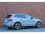 Volvo XC60 T6 Plug-in hybrid AWD Plus Black Edition | | Panoramisch schuif- /kanteldak | 360 graden camera | Head-up display | Extra getint glas | 22 inch. lichtmetalen velgen | Harman Kardon | Elektrische voorstoel met geheugenfunctie | Verwarmde voorstoelen + stuurwiel | Verwarmde achterbank | Pilot assist | Blis |