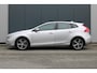 Volvo V40 2.0 T3 Nordic+, Facelift, Leren bekleding, Standkachel, 17 inch LM, Cruise Control, Parkeersensoren, Led koplamp