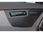 Volvo XC90 T8 Recharge AWD Plus Dark - IntelliSafe Assist & Surround - Harman/Kardon audio - Adaptieve LED koplampen - Parkeercamera achter - Verwarmde voorstoelen, stuur & achterbank - Parkeersensoren voor & achter - Elektr. bedienb. voorstoelen met geheugen - Draadloze tel. lader - Extra getint glas - Elektr. inklapbare trekhaak - 20' LMV