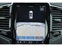 Volvo XC90 T8 Recharge AWD Plus Dark - IntelliSafe Assist & Surround - Harman/Kardon audio - Adaptieve LED koplampen - Parkeercamera achter - Verwarmde voorstoelen, stuur & achterbank - Parkeersensoren voor & achter - Elektr. bedienb. voorstoelen met geheugen - Draadloze tel. lader - Extra getint glas - Elektr. inklapbare trekhaak - 20' LMV