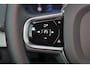Volvo XC90 T8 Recharge AWD Plus Dark - IntelliSafe Assist & Surround - Harman/Kardon audio - Adaptieve LED koplampen - Parkeercamera achter - Verwarmde voorstoelen, stuur & achterbank - Parkeersensoren voor & achter - Elektr. bedienb. voorstoelen met geheugen - Draadloze tel. lader - Extra getint glas - Elektr. inklapbare trekhaak - 20' LMV