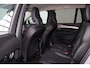 Volvo XC90 T8 Recharge AWD Plus Dark - IntelliSafe Assist & Surround - Harman/Kardon audio - Adaptieve LED koplampen - Parkeercamera achter - Verwarmde voorstoelen, stuur & achterbank - Parkeersensoren voor & achter - Elektr. bedienb. voorstoelen met geheugen - Draadloze tel. lader - Extra getint glas - Elektr. inklapbare trekhaak - 20' LMV