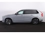 Volvo XC90 T8 Recharge AWD Plus Dark - IntelliSafe Assist & Surround - Harman/Kardon audio - Adaptieve LED koplampen - Parkeercamera achter - Verwarmde voorstoelen, stuur & achterbank - Parkeersensoren voor & achter - Elektr. bedienb. voorstoelen met geheugen - Draadloze tel. lader - Extra getint glas - Elektr. inklapbare trekhaak - 20' LMV